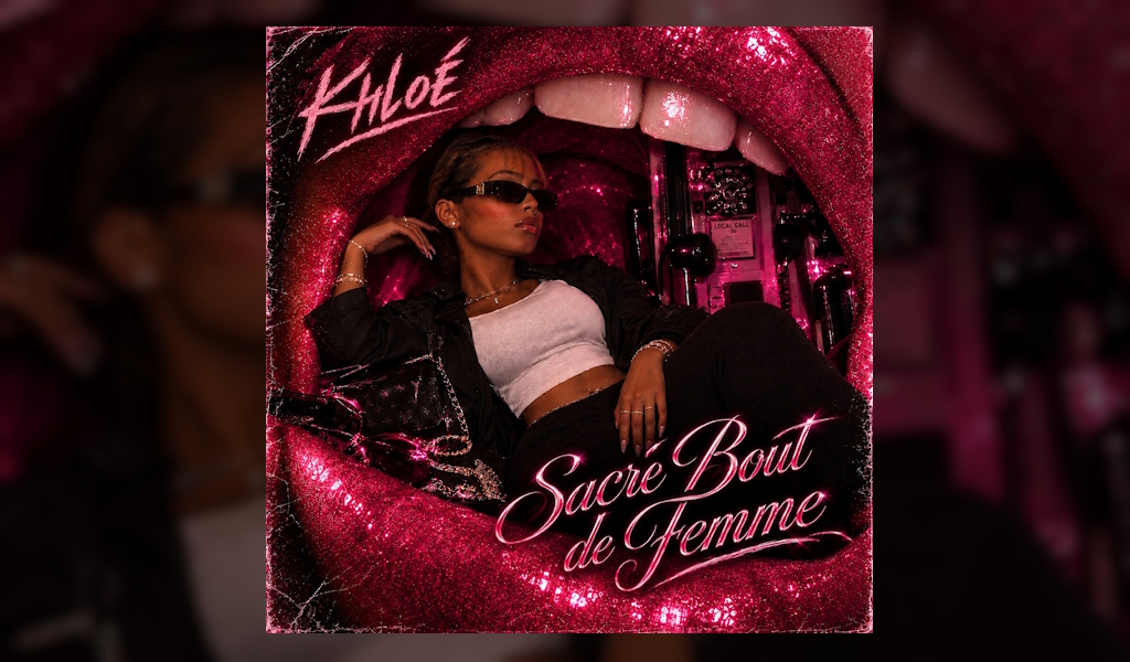 Pochette de Sacré bout de femme, premier single bouyon de Khloé, dans un univers rose et rouge.